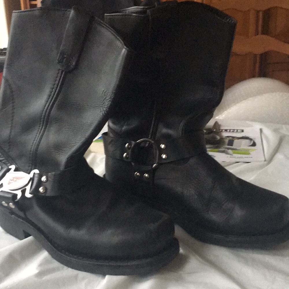 Motorcycle riding boots, mens size. Black